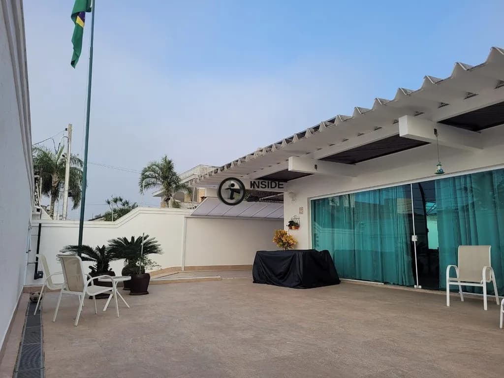 Casa Térrea a venda com 3 suítes a 120m da praia - Casa em Enseada SP