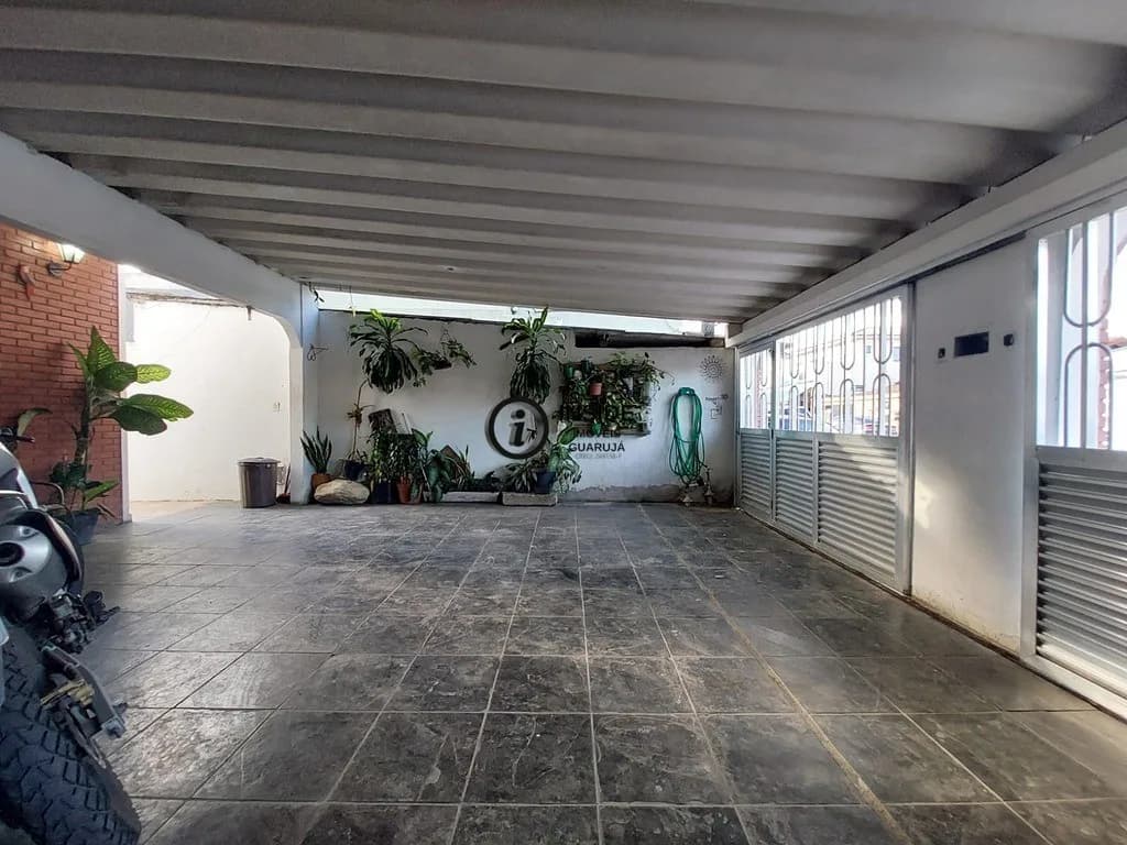 Terreno a venda com 3 casas e piscina privativa - Casa em Vicente de Carvalho SP